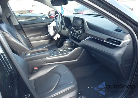 2021 Toyota Highlander Xle z USA, uszkodzony, nr VIN 5TDHZRBH5MS066448